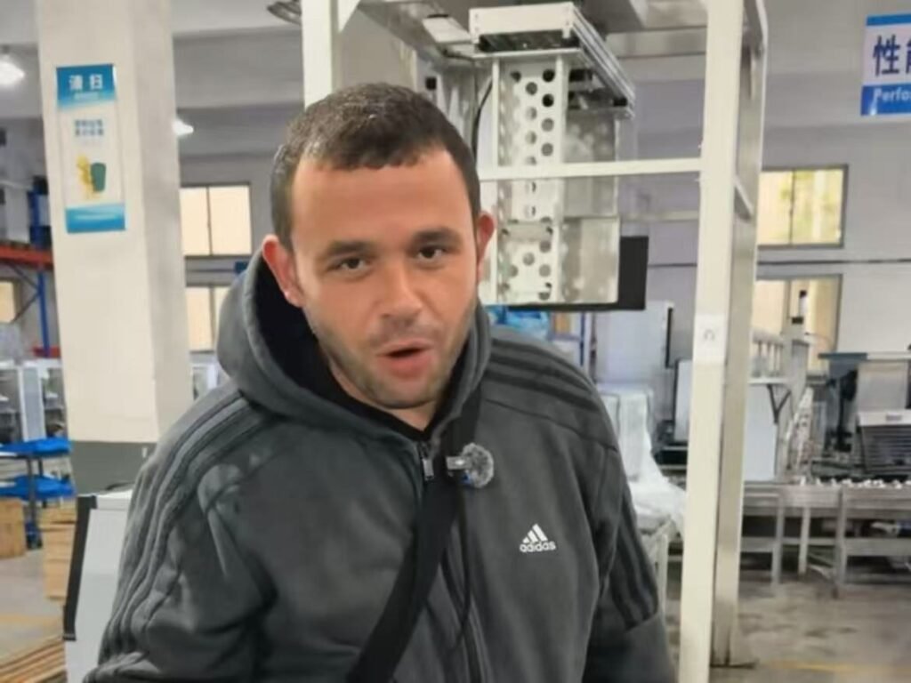 An overseas buyer touring the KAISON production workshop